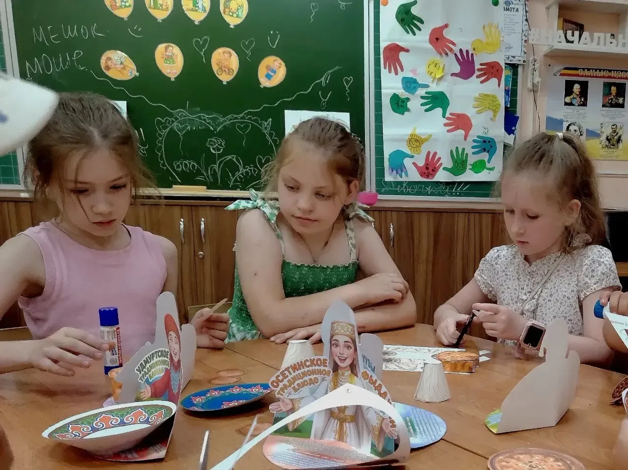 🇷🇺✨ Творческая мастерская «Кухня народов России» в пришкольном лагере! ✨🇷🇺

Ребята познакомились