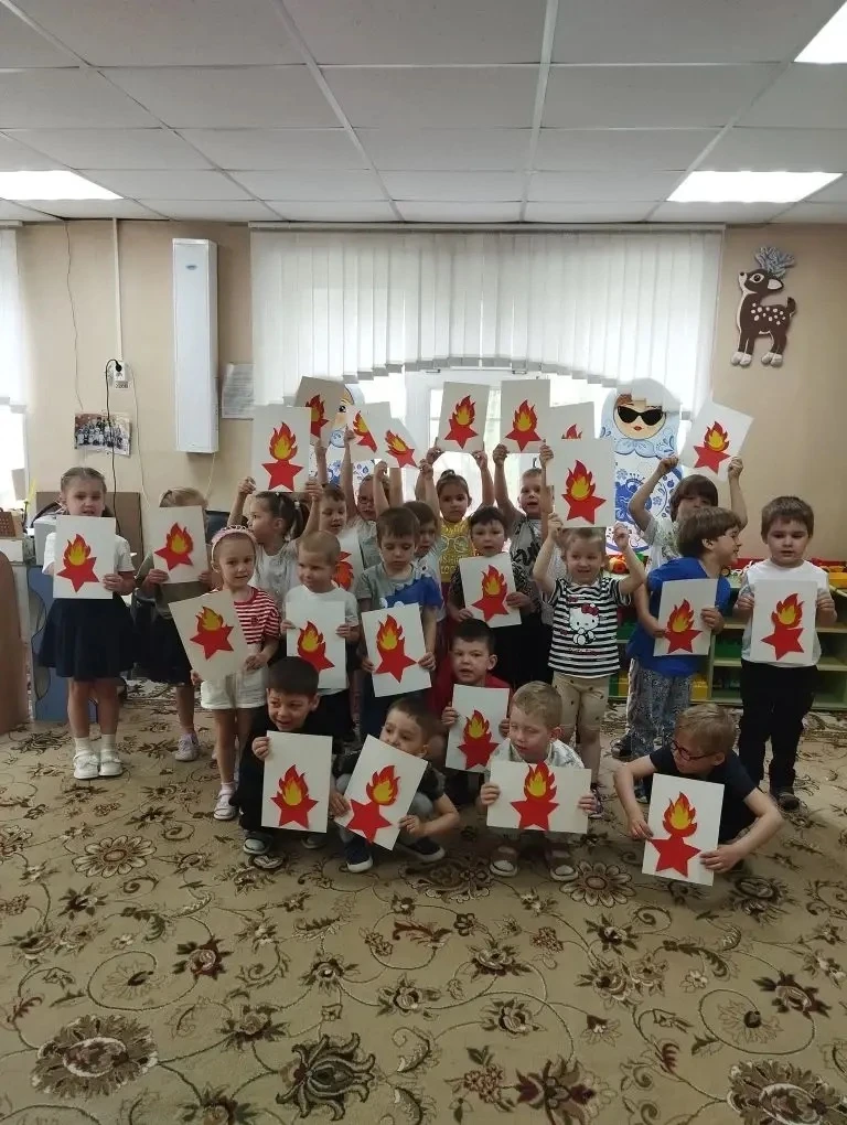 🕊️ День Победы в Корпусе 4: голуби мира, вечный огонь, портреты героев и конкурс чтецов  Группа 4 В 