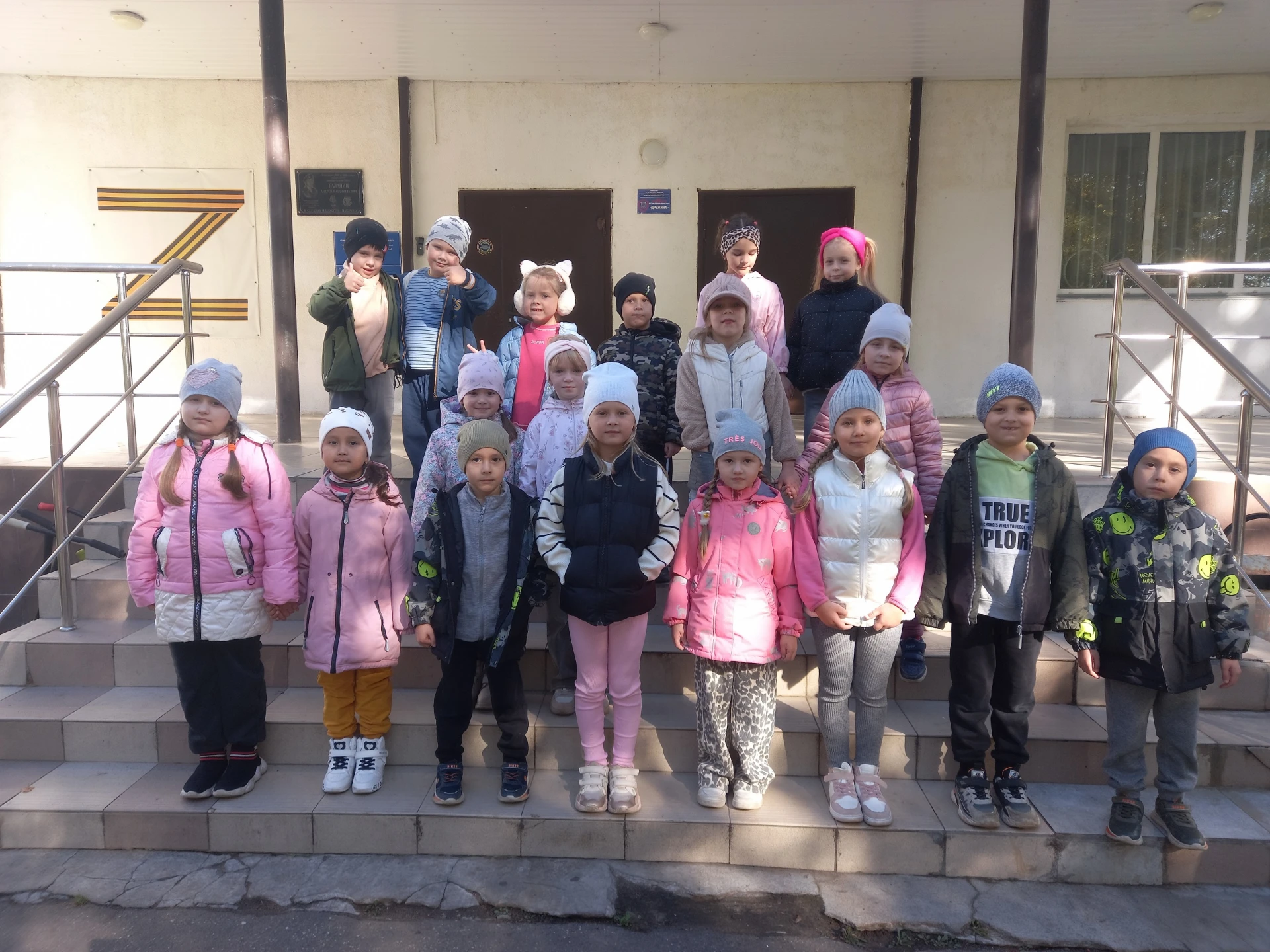 🎒✨ "В МИРЕ ЗНАНИЙ": БУДУЩИЕ ПЕРВОКЛАССНИКИ ОТПРАВИЛИСЬ В ГОСТИ В ШКОЛУ