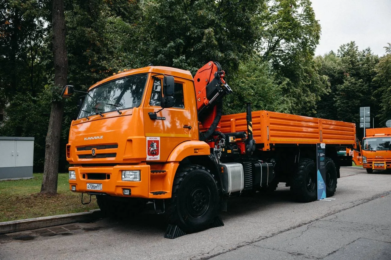 🚧 #ТехникаАвтодора: КАМАЗ-43118 с краном-манипулятором — сам погрузит, сам доставит!