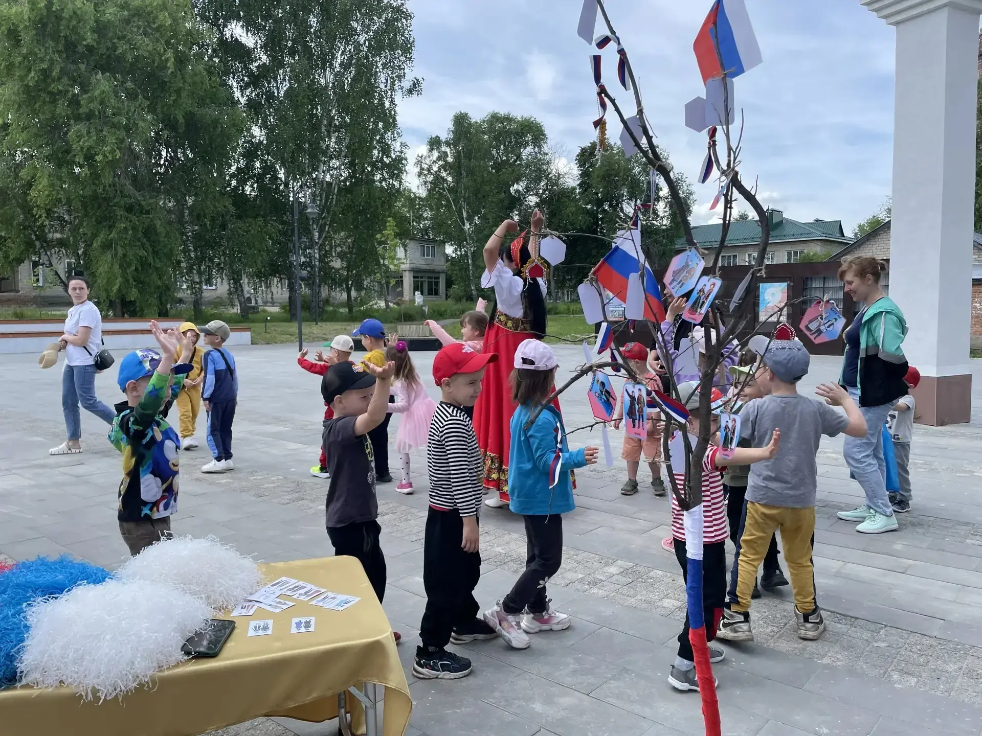 🇷🇺 4 июня на площади Дома культуры состоялось мероприятие, посвященное Году единства народов Росси
