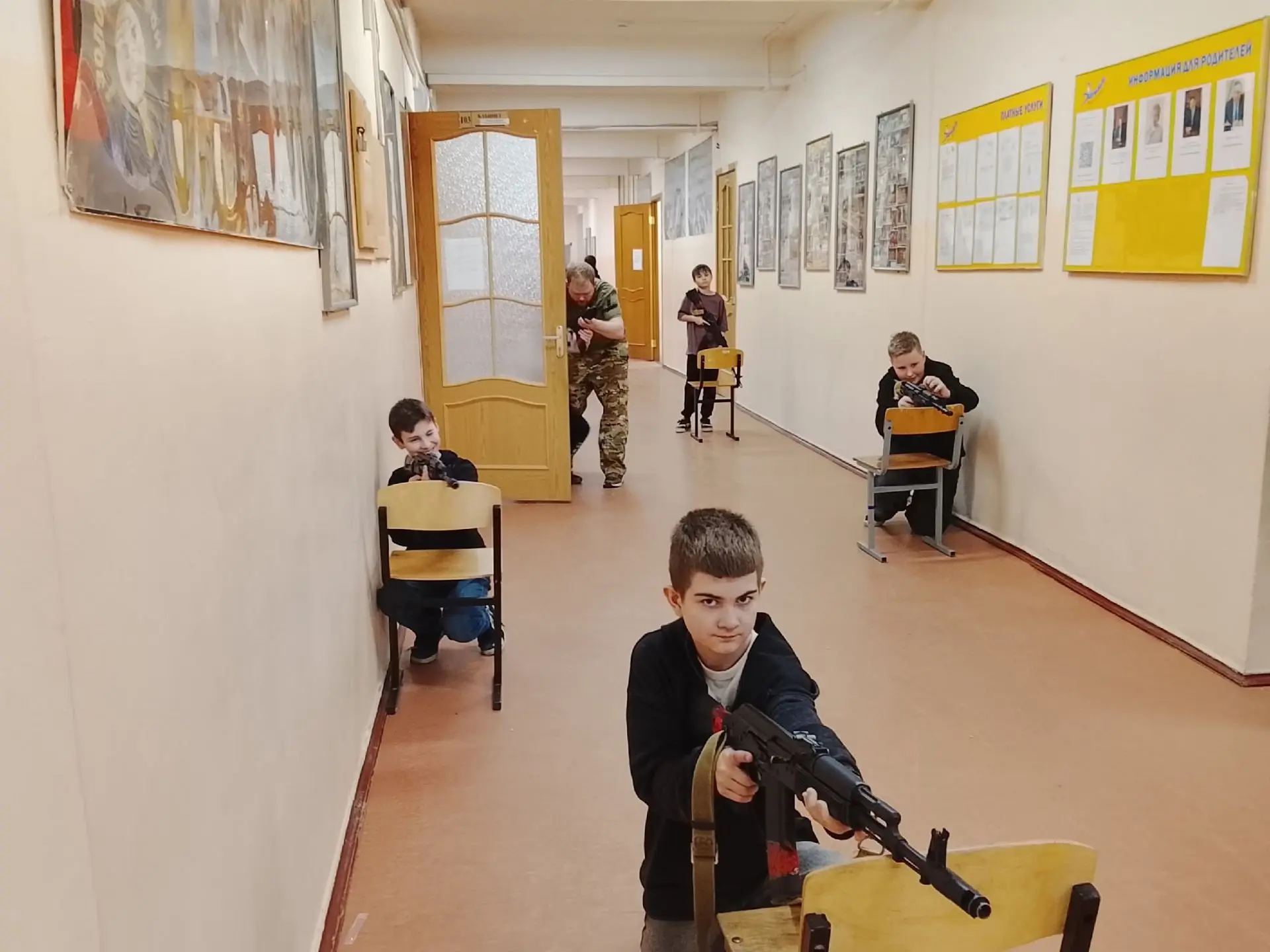 ШКОЛЬНЫЙ ЭТАП ЗАРНИЦЫ 2.0  Уже неделю в нашей школе проходит военно-патриотическая игра "Зарница 2.0