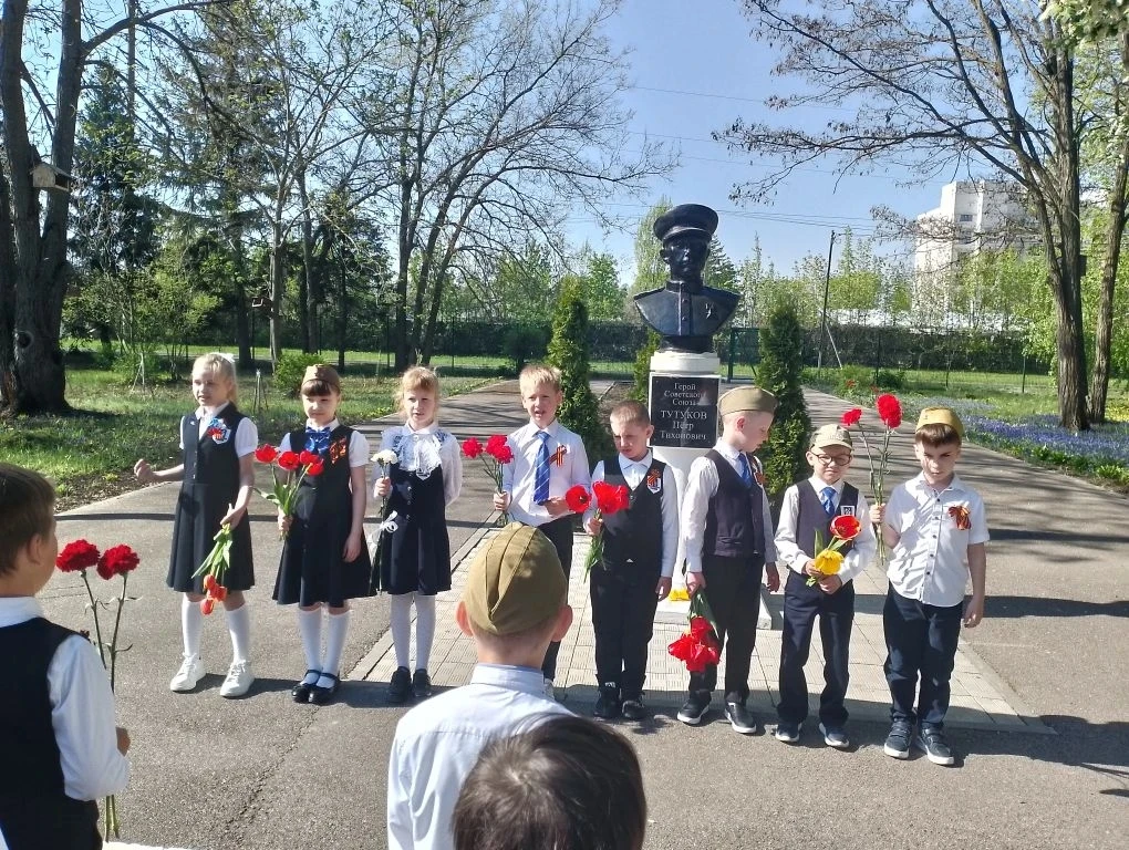Сегодня у нас был очень насыщенный день! На первом уроке мы (1г класс) сходили к бюсту П.Т.Тутукова,