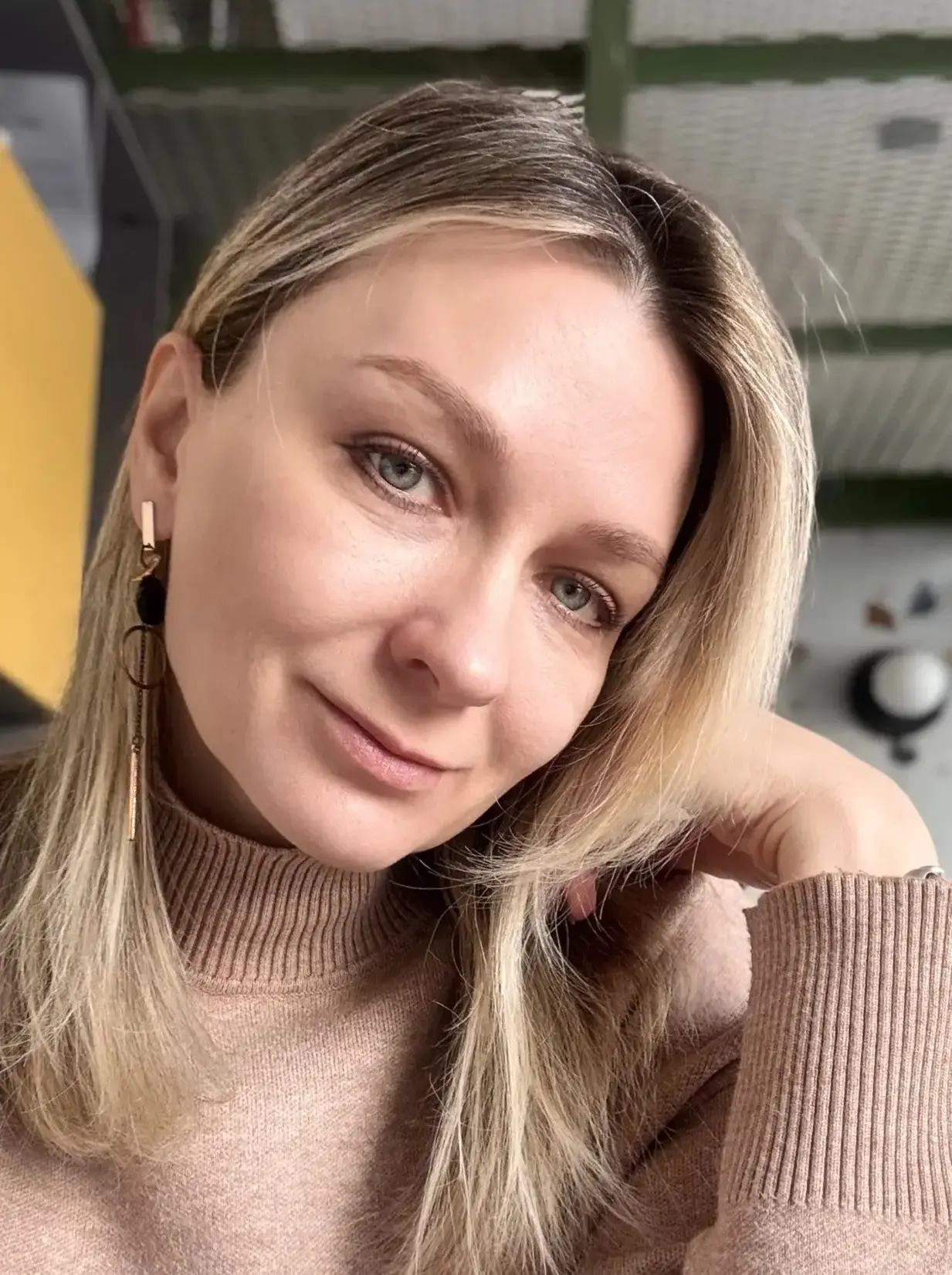 Сегодня я увидела собаку. Обычная такая, уличная, но рассудительная. Она вышла на серед...