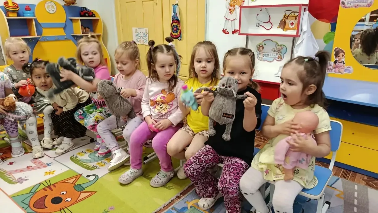 🧸Дети из группы «Крепыши» принесли из дома свои любимые игрушки 4 сентября - в День лю...