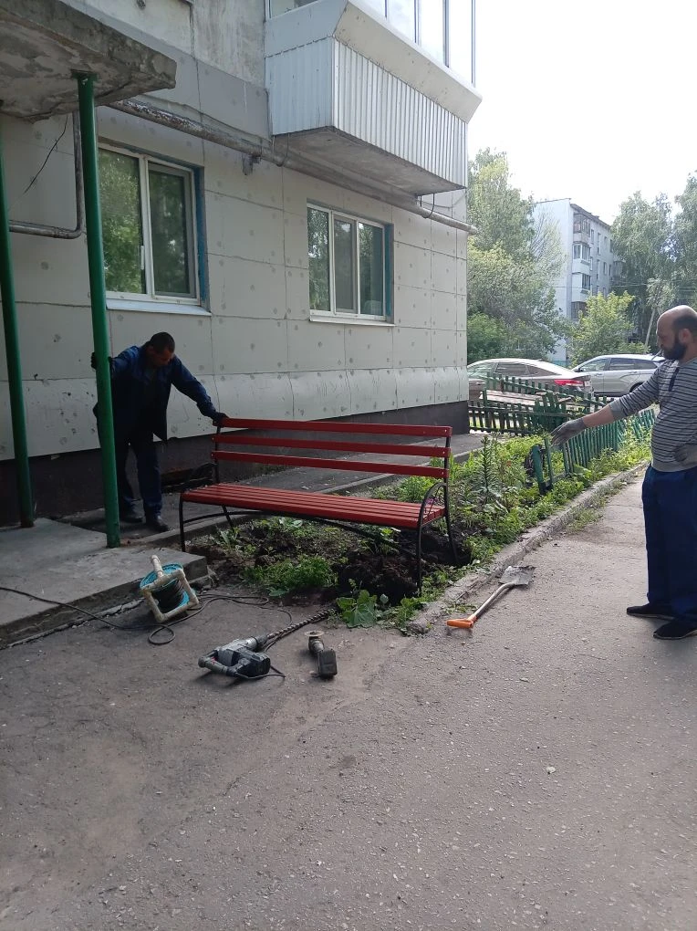 Конечно лавочка во дворе , возле подъезда здорово, есть куда сумку поставить чтобы достать ключи 🔑,