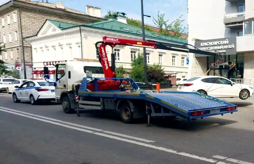 ⚠️АВТО МАССОВО ЭВАКУИРУЮТ С ЦЕНТРА КРАСНОЯРСКА — СМИ.