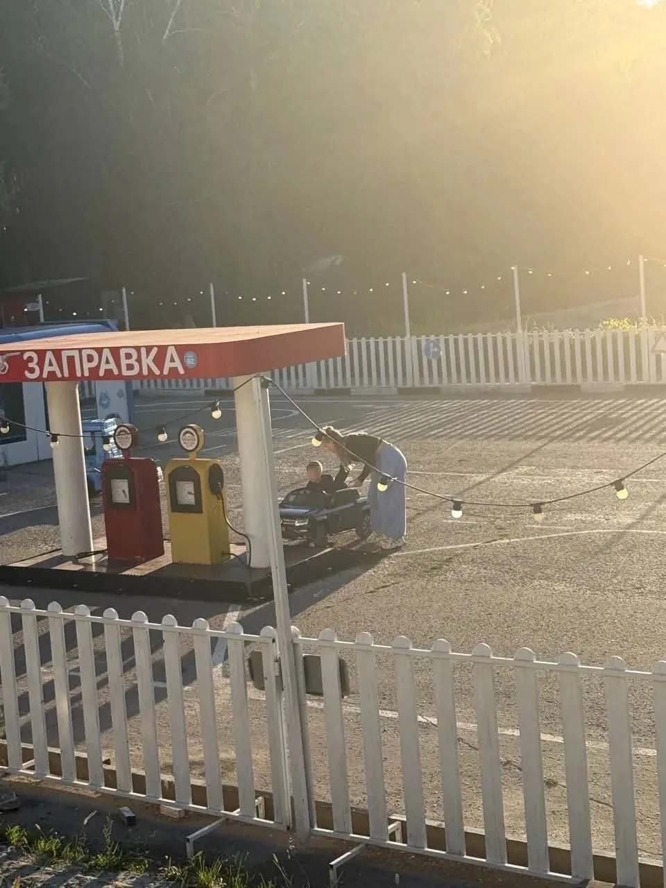 Хотя бы у детей проблем с заправкой нет.