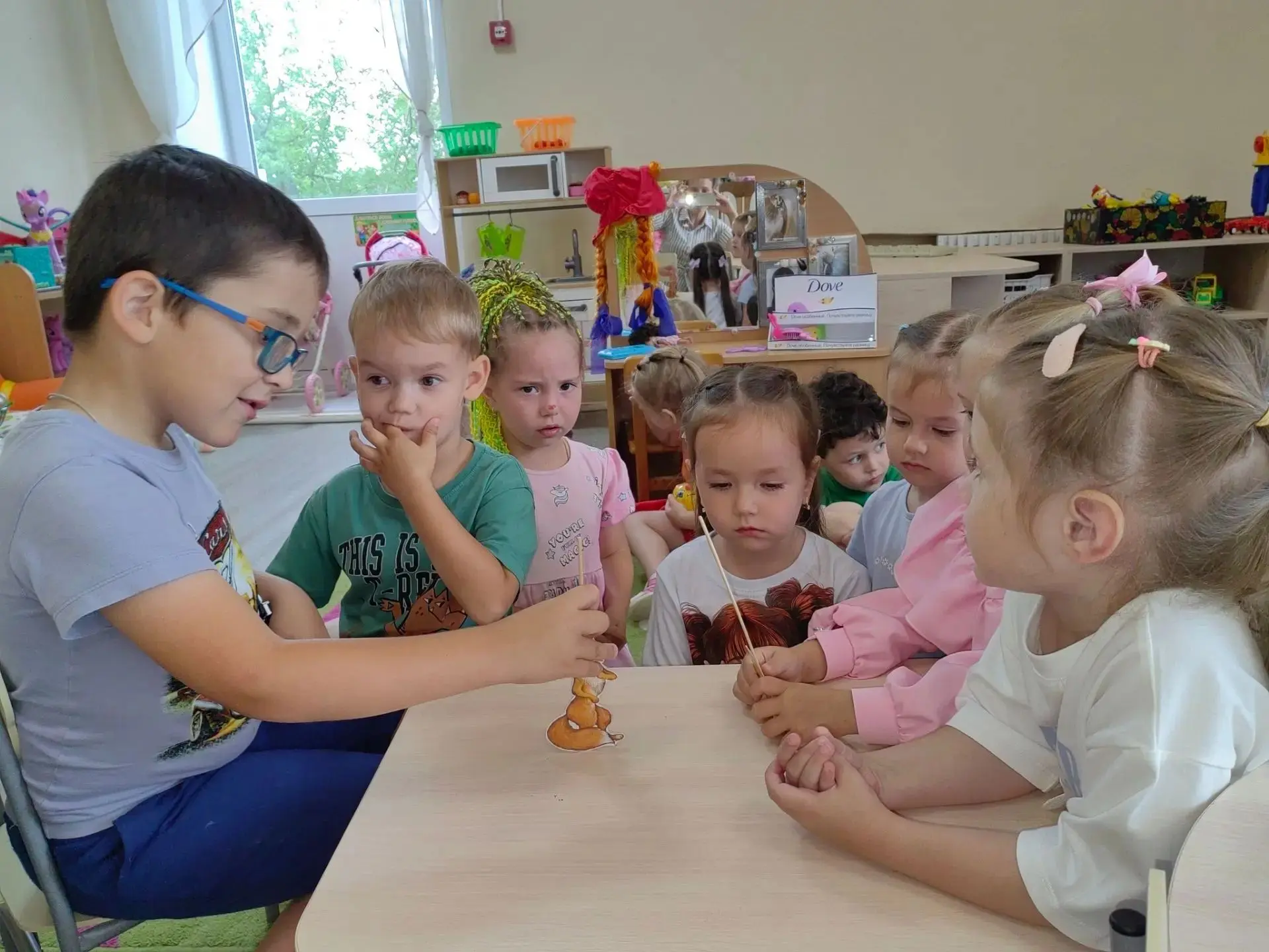 Театр на столе развивает:
- Речь и воображение: ребёнок сам придумывает сюжеты и диалоги.
- Мелкую м