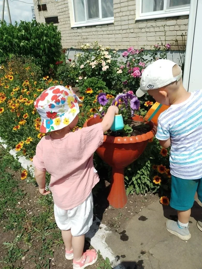 🌺Взяли лейки, детвора - поливать цветы пора! 🌺

"Ты расти, расти цветочек,
Дам тебе воды напиться.