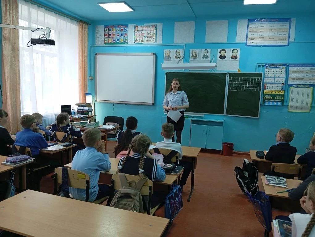 Сегодня в начальной школе прошли познавательные беседы о правилах поведения на железнод...