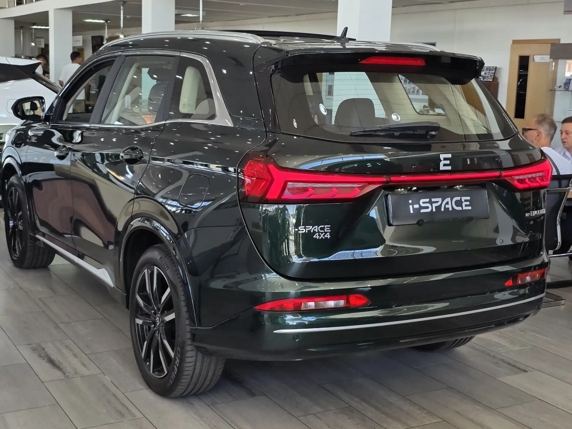 EVOLUTE i-SPACE 4x4 — гибрид, который забирают прямо с автовозов.