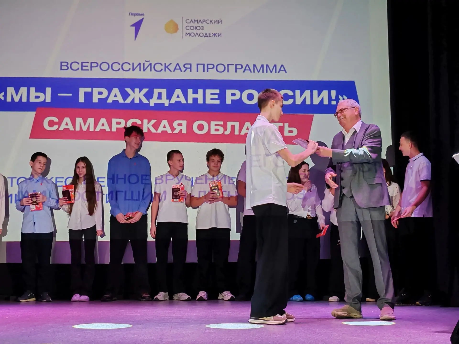 🇷🇺 Вчера в Доме культуры «Дружба» состоялась церемония вручения паспортов юным гражда...