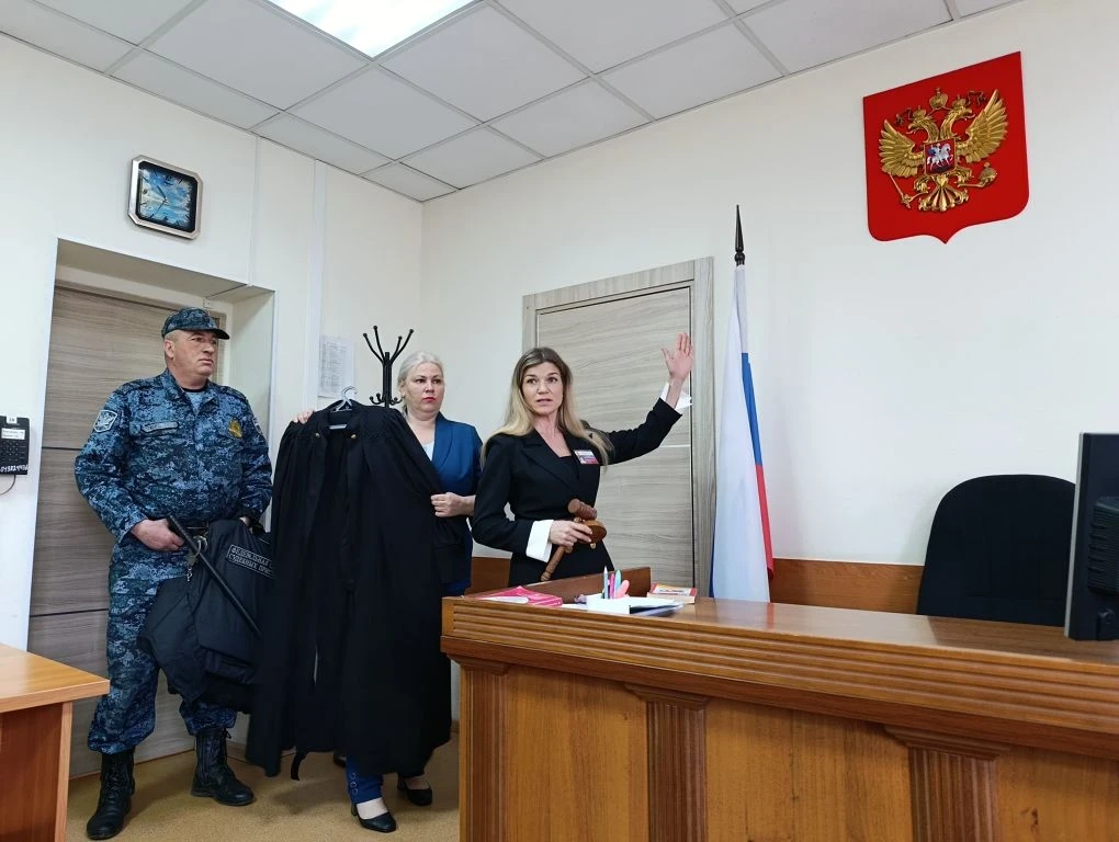 Ученики 5Д класса посетили Свердловский районный суд. Ребятам не только показали здание суда, но и п