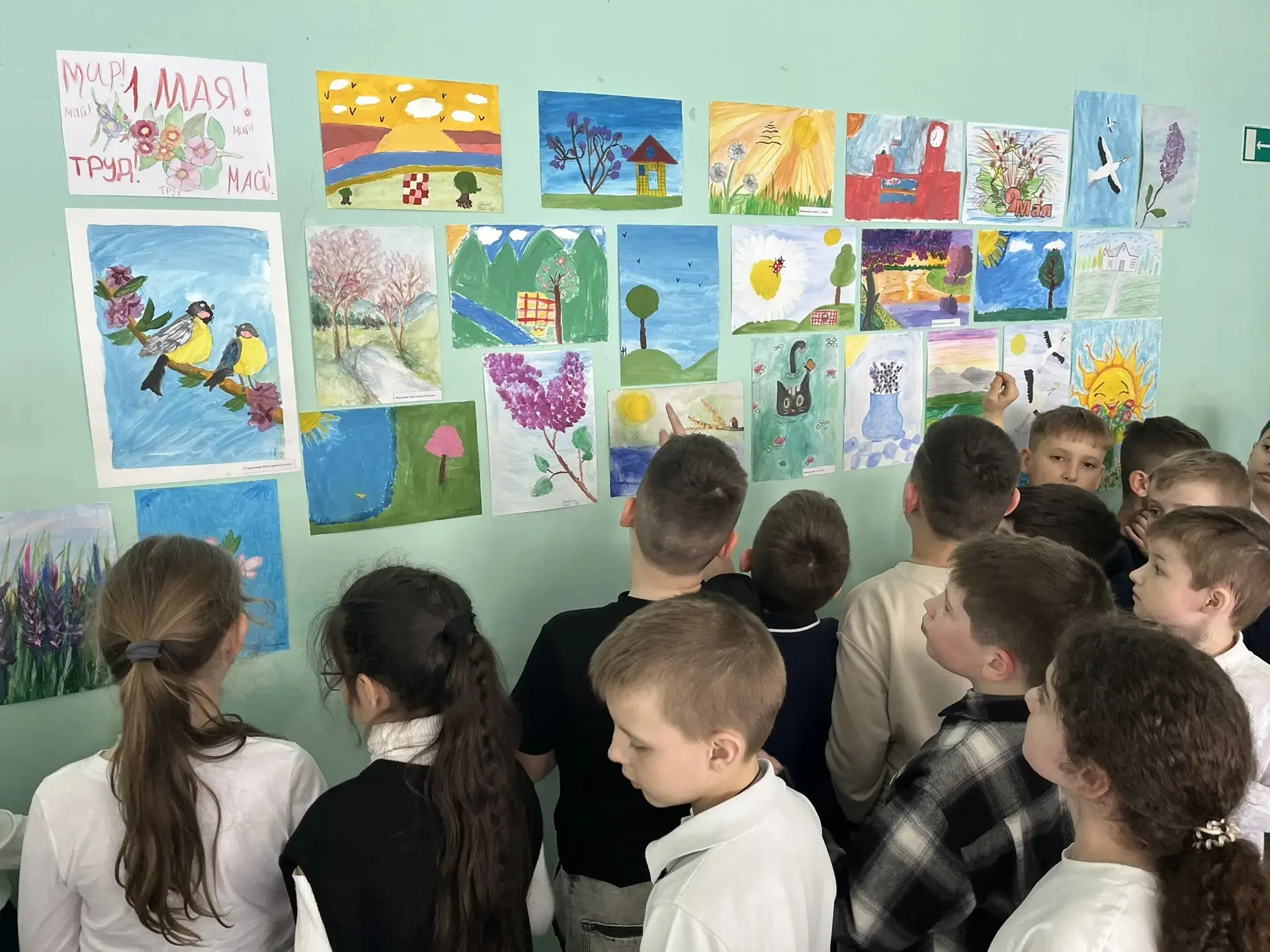 🎈 В преддверии Дня Весны и Труда учащиеся начальных классов приняли участие в выставке рисунков «Май