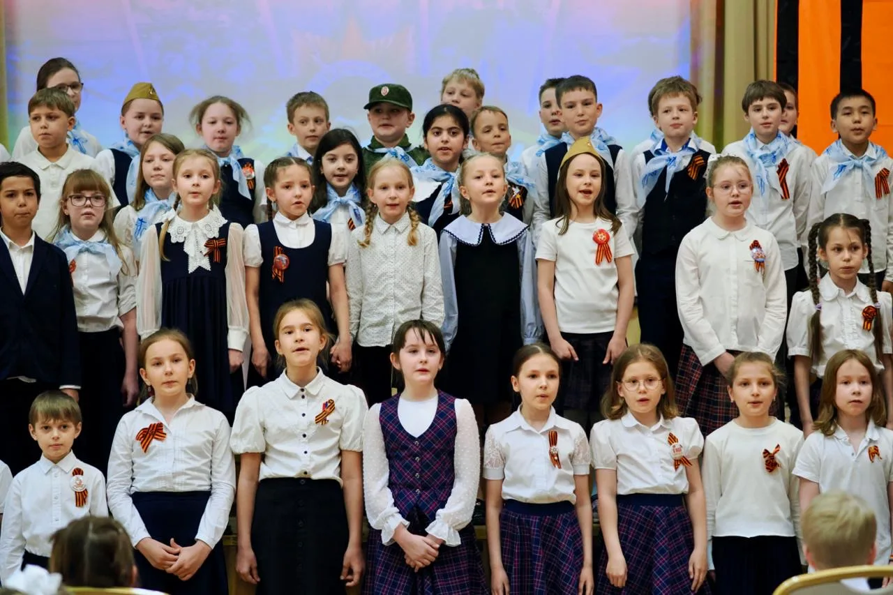 ПЕСНИ ВОЕННЫХ ЛЕТ (Часть 1) 🎼 Каждый год накануне Дня Победы во всех корпусах «Глории» ребята и учит