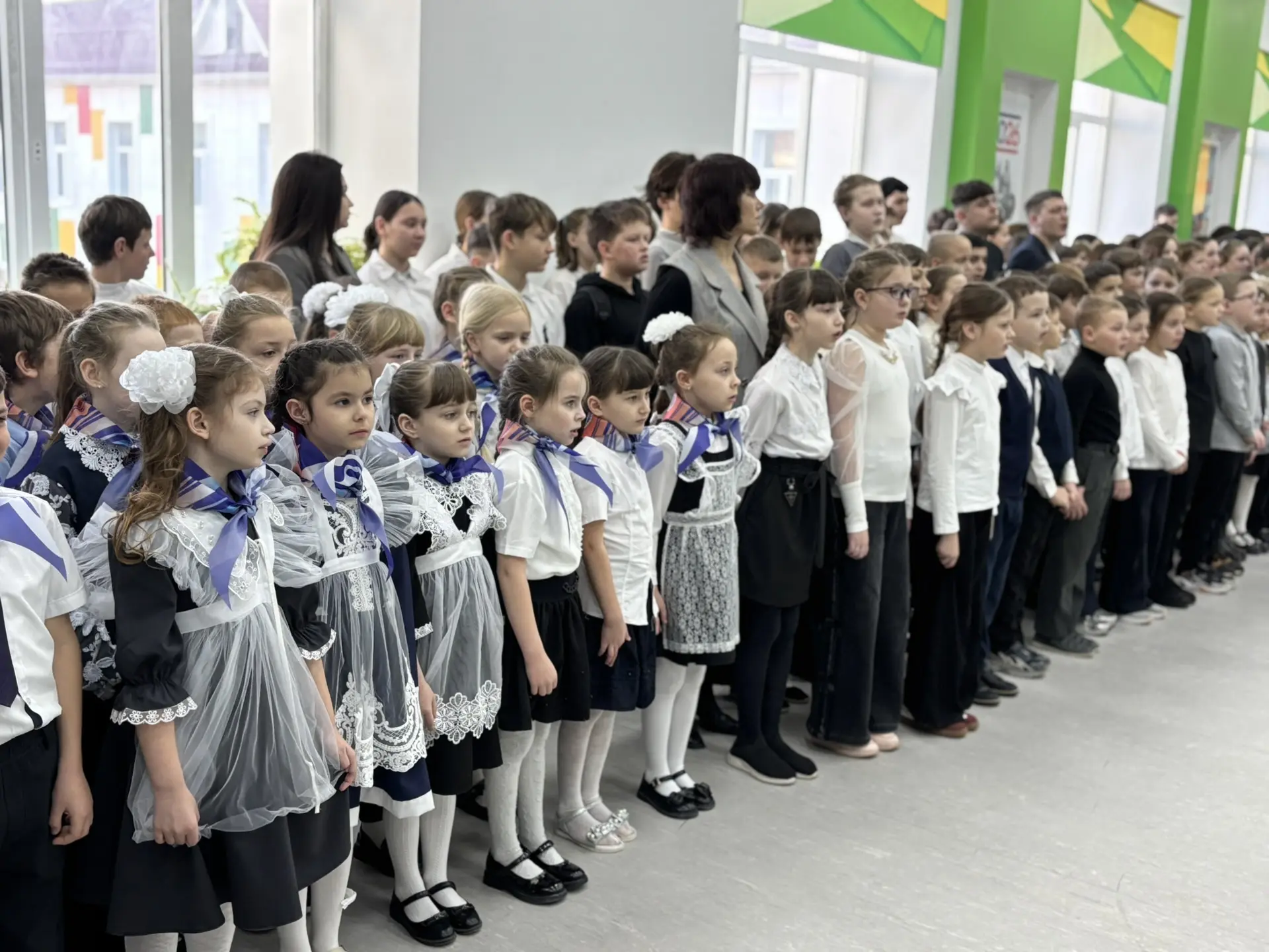 Неделя в МБОУ СОШ №3 началась с патриотизма и важных разговоров! 🇷🇺✨   Начало новой учебной недели в