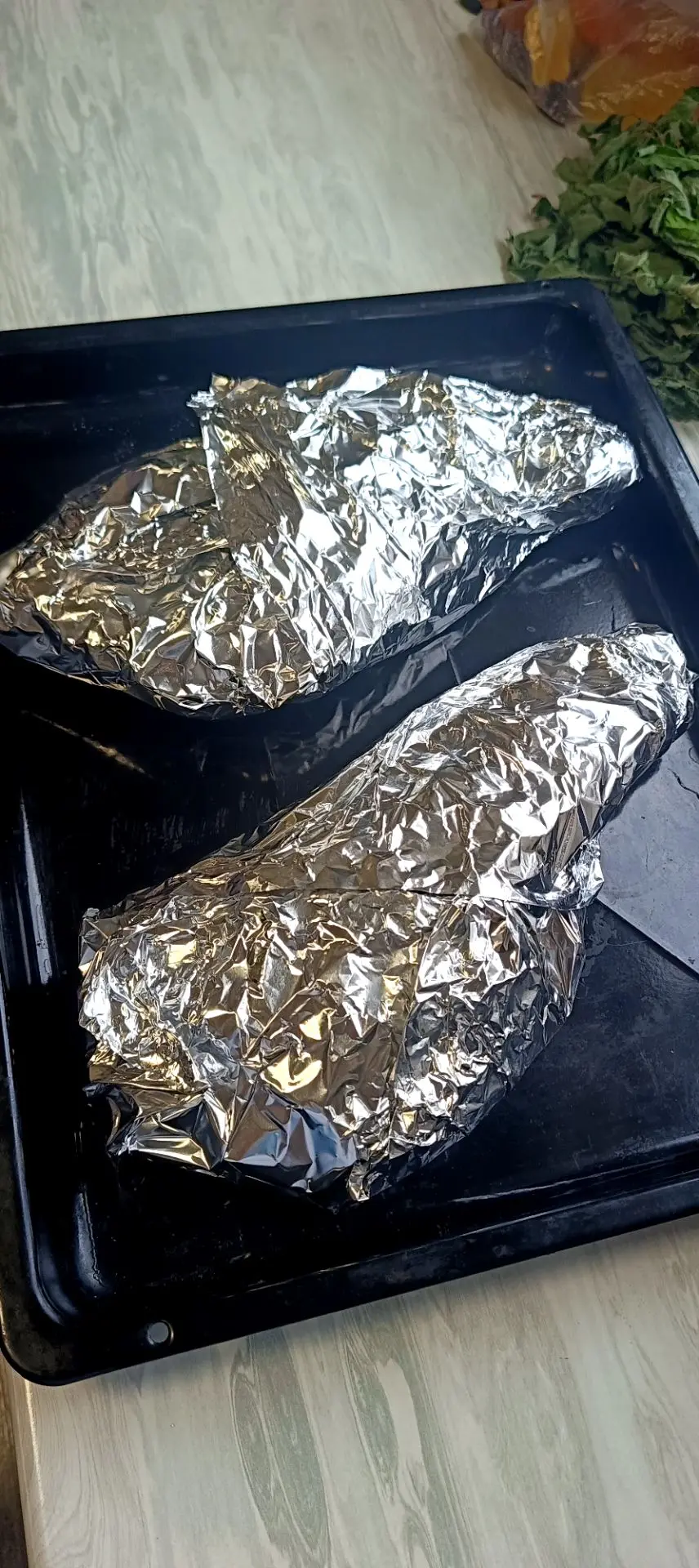 Доча готовит вкусняшку из бёдер молодого поросёнка, в  медово - горчично - соевом соусе.