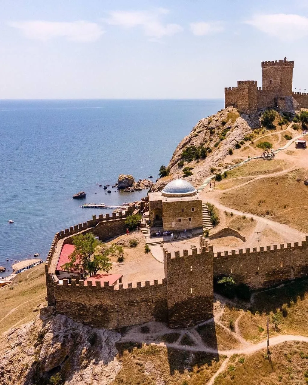 🏰 Генуэзская крепость в 
Судаке, одна из самых масштабных в Крыму

Это огромное сооружение раскинул