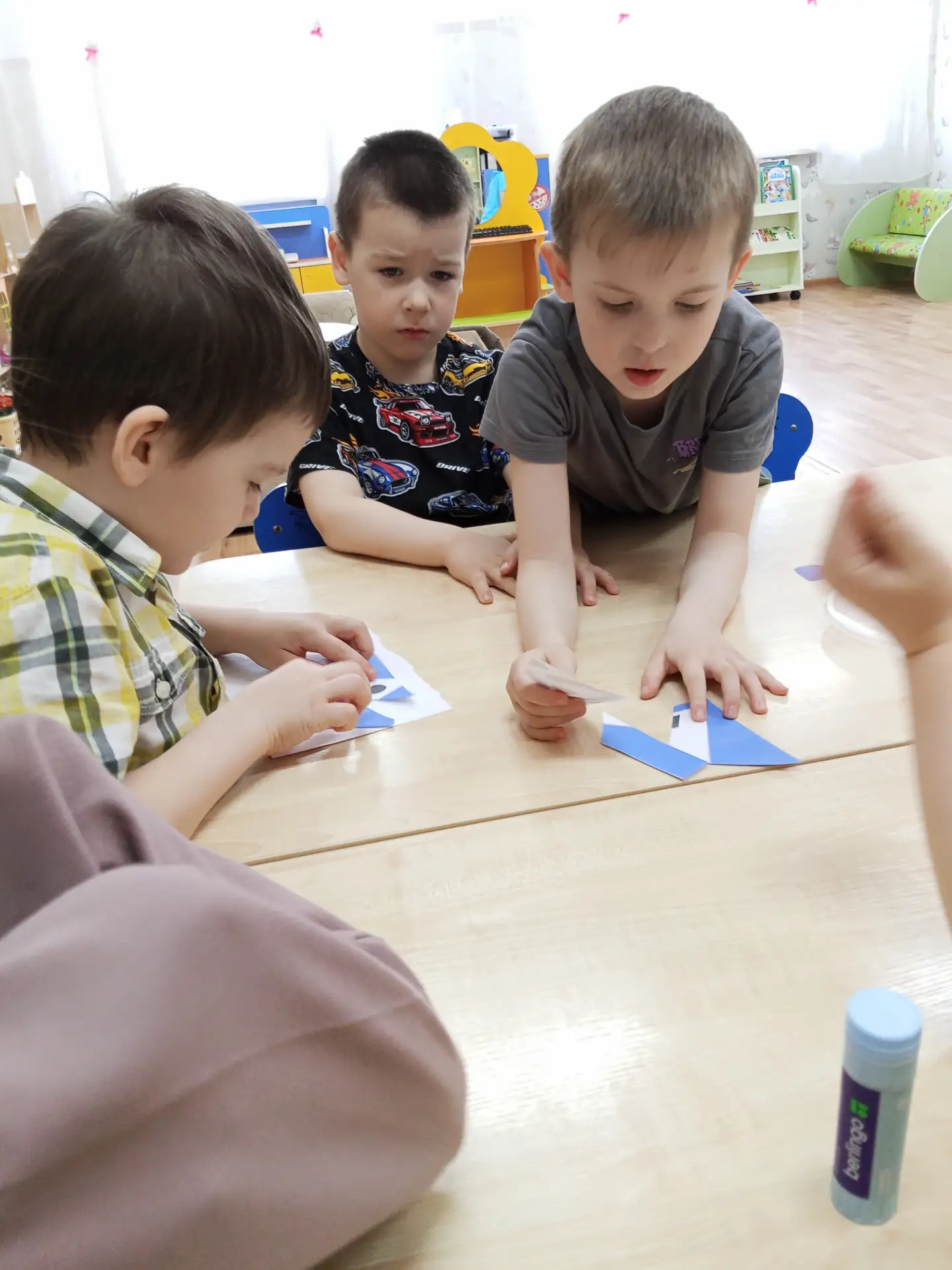 В нашей старшей группе детского сада мы уделяем особое внимание безопасности на дороге....