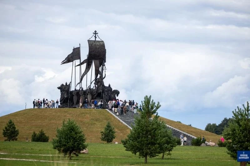 🛡⚔️ У мемориального комплекса «Александр Невский с дружиной» в Самолве состоялось сраз...