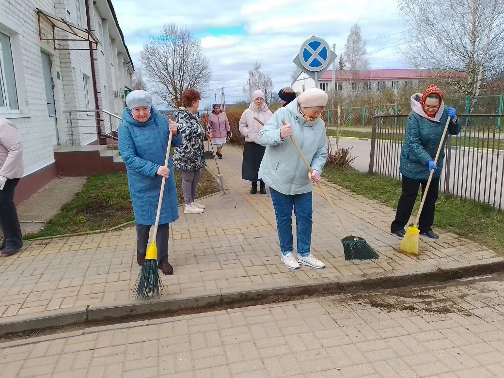 В субботу 25 апреля - с самого утра коллектив, вооружившись граблями, вениками и мешкам...