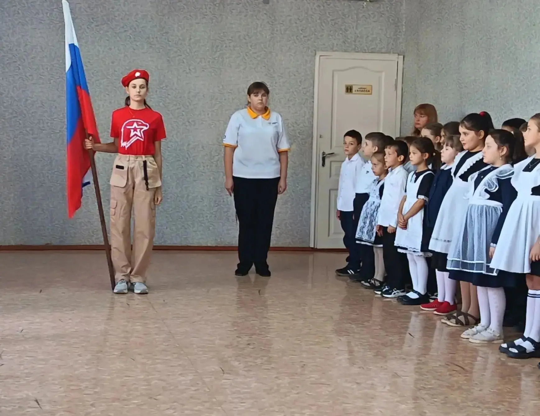 Сегодня в нашей школе традиционно прошла торжественная линейка.