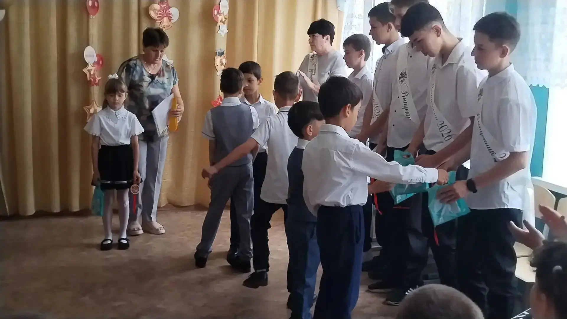 26 мая в МБОУ Выделянская СОШ прошёл праздник Последнего звонка. На торжественной линей...