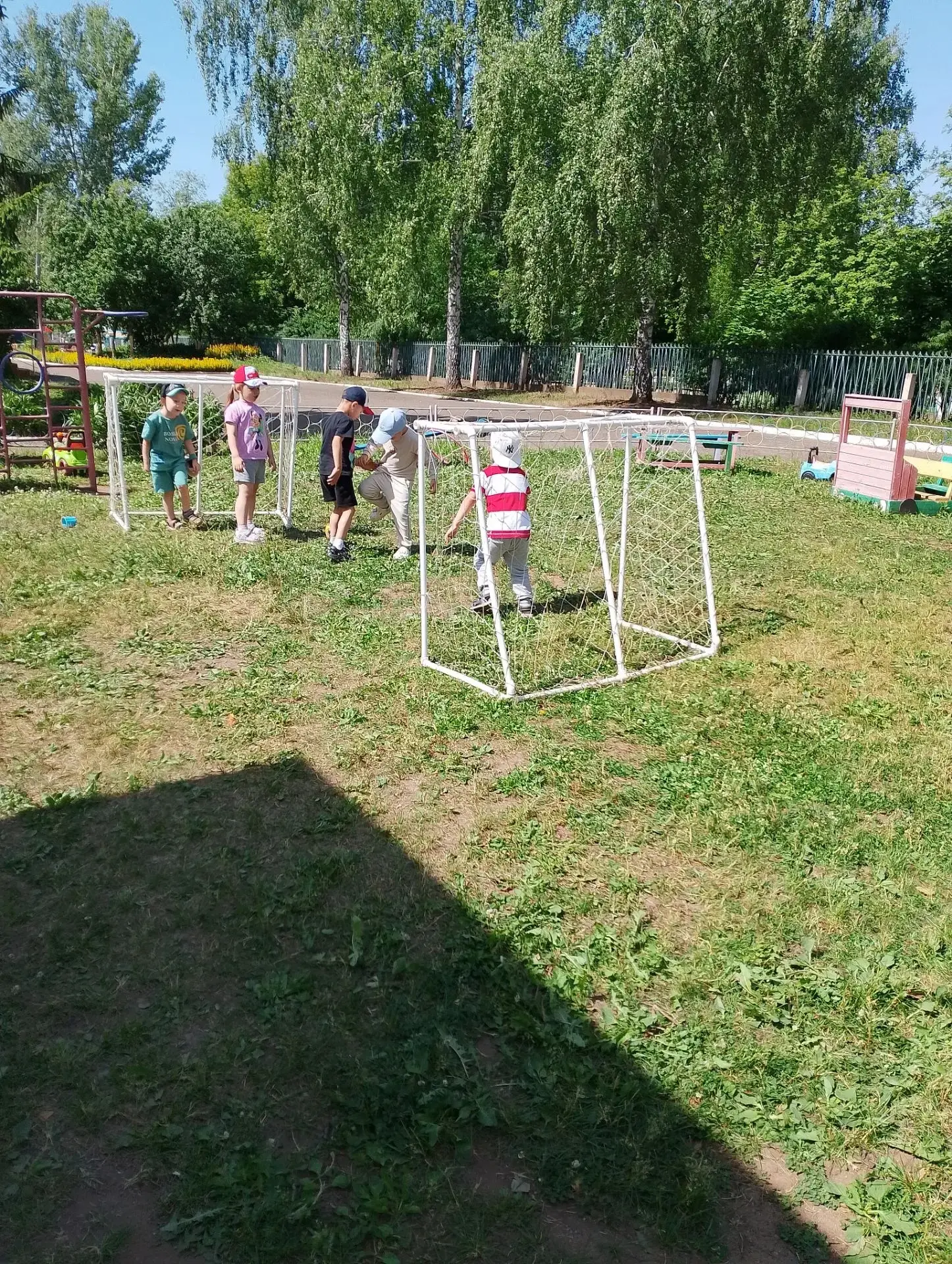 Прогулка в детском саду - это всегда веселье и радость! 🏃‍♂️🏃‍♀️
Наши маленькие воспитанники с нет