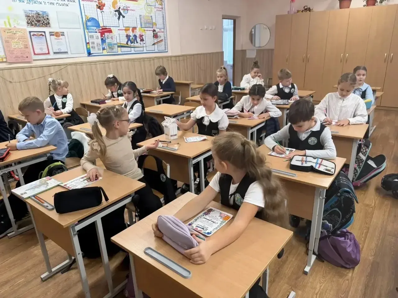 Акция «Благодарю» ко Дню учителя 📚 Открытки  от 2 «В» класса 👩‍🏫