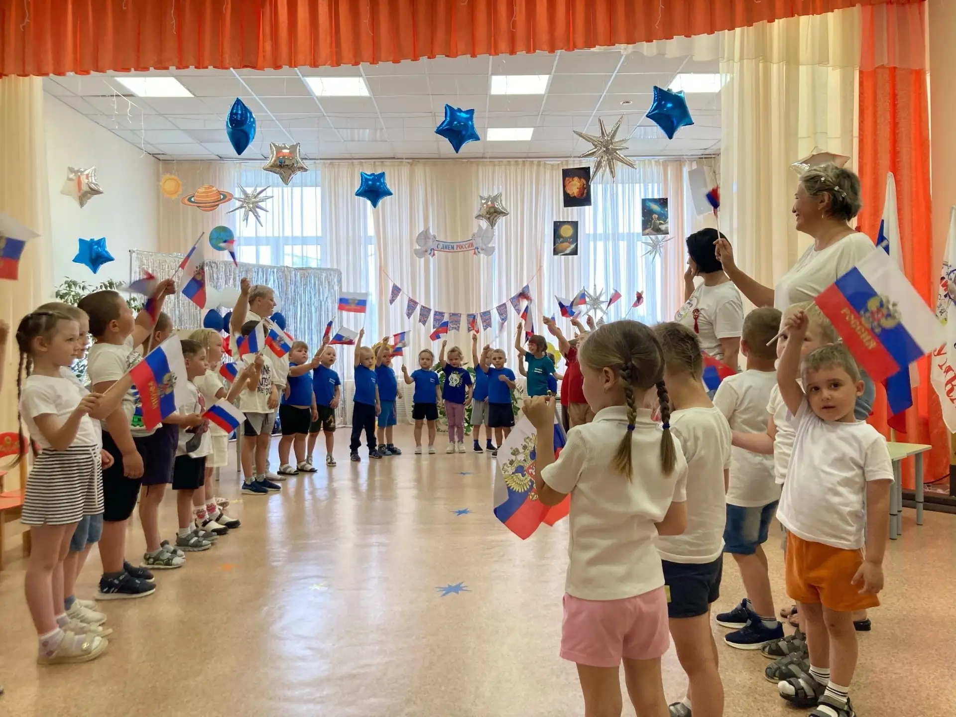 #Абанскийрайон #АбанскийдетскийсадУмка 
Сегодня у нас в детском саду - праздник! 🎨🇷🇺  
Рисовали, 
