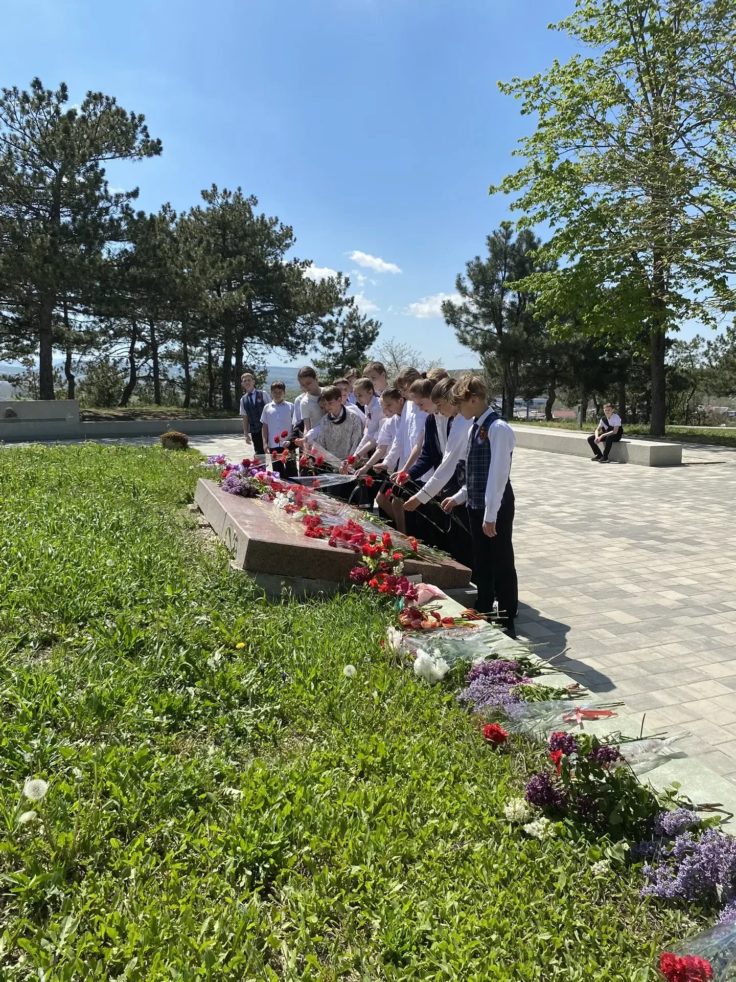В преддверии Дня Победы ученики нашей школы почтили память героев, которые отстояли мир нашеё земли.