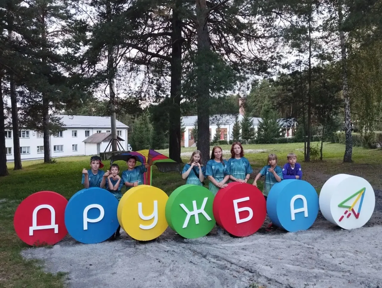 В лагере «Дружба» жизнь кипит не только на спортивной площадке! Помимо активных состяза...