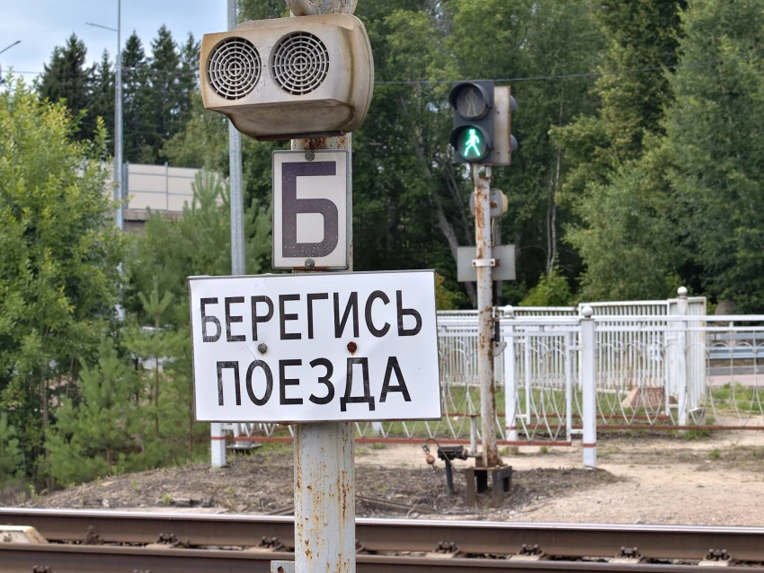 🚨 В Ессентуках на железнодорожном переезде в районе Боргустанского шоссе электричка сб...