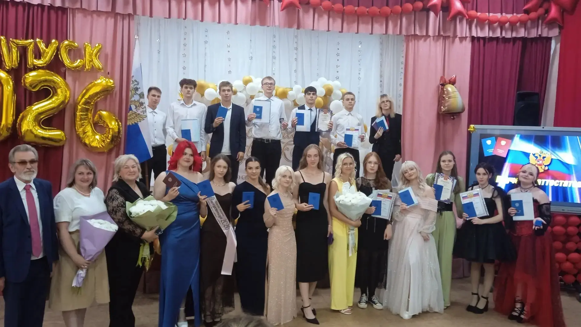 Прощай, школа! 🎓

27.06.2026 г. для наших одиннадцатиклассников прозвучал последний звонок, а школа