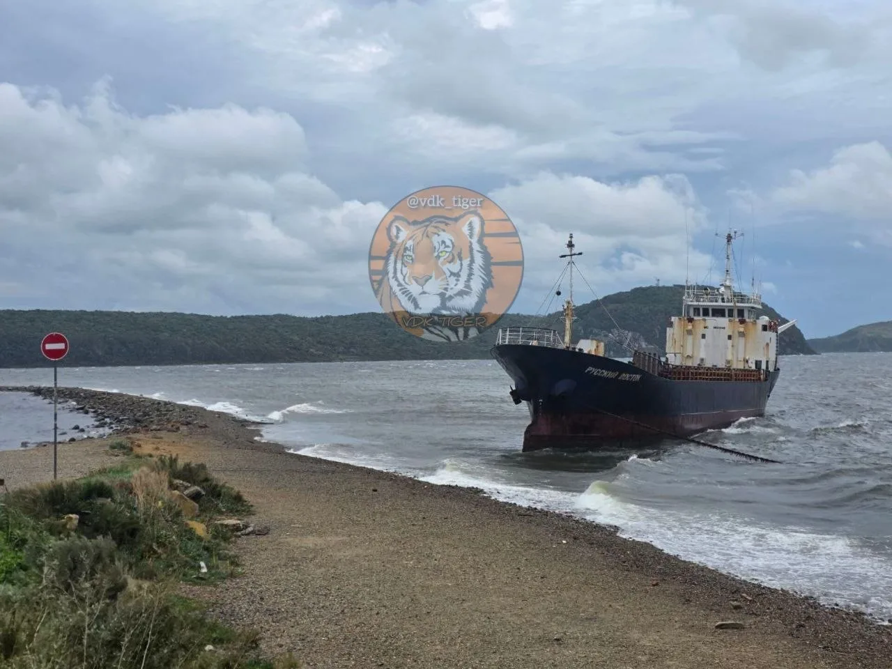 😳⛴️ Во Владивостоке на Эгершельде из-за сильного штормового ветра с якоря сорвало сухо...