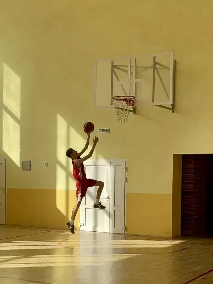 Баскетбольный успех: 7Е класс - серебряные призёры района! 🏀🥈  15 апреля на базе «МАОУ СОШ №134» про