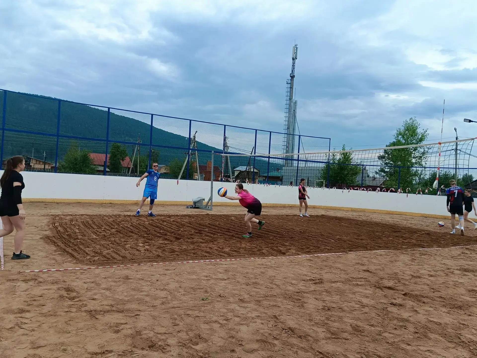 ВПЕРВЫЕ В ПОСЁЛКЕ!
ПЕСОК В НОСКАХ, АЗАРТ В ГЛАЗАХ

Если вы думаете, что пляжный волейбол - это прост