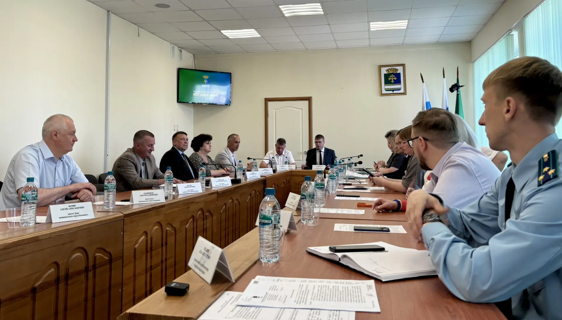 В зале заседания прямо сейчас проходит очередное заседание Думы муниципального округа Богданович. Пр