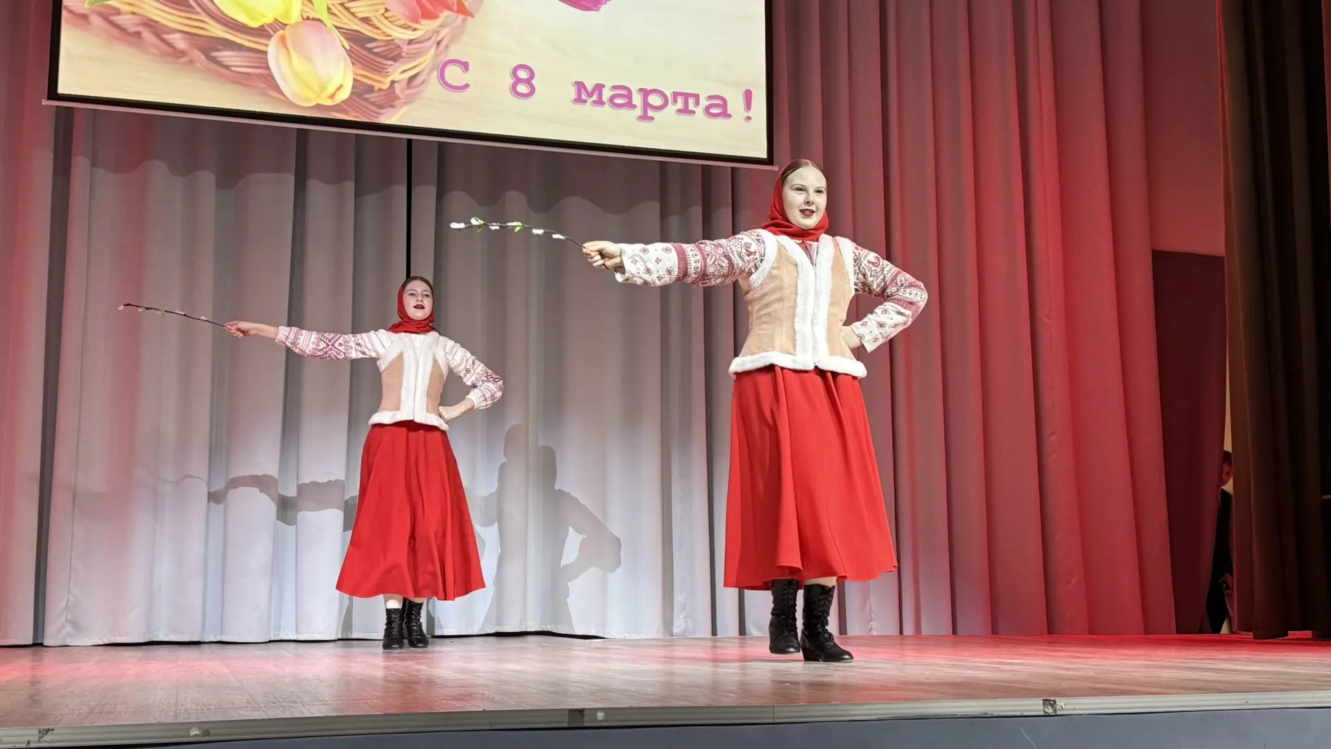 🌷✨ Праздничный концерт к 8 Марта ✨🌷  Сегодня на Поэтическом бульваре в нашей школе прошёл праздничны