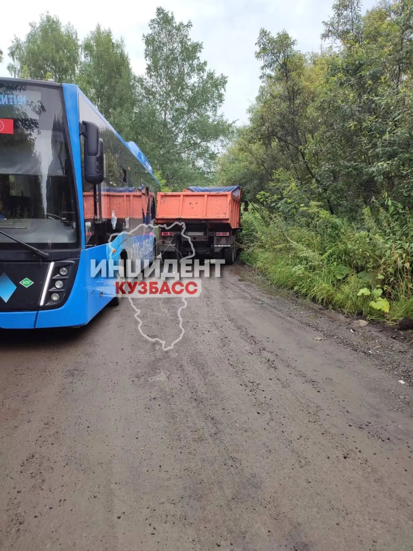 Автобус столкнулся с КамАЗом в Кузбассе

Читатель сообщает, что ДТП произошло сегодня утром — пассаж