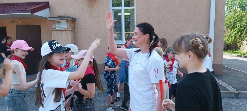 Седьмой день лагеря научил нас ещё одному важному правилу: вместе — мы можем всё!

Благодаря гостям 