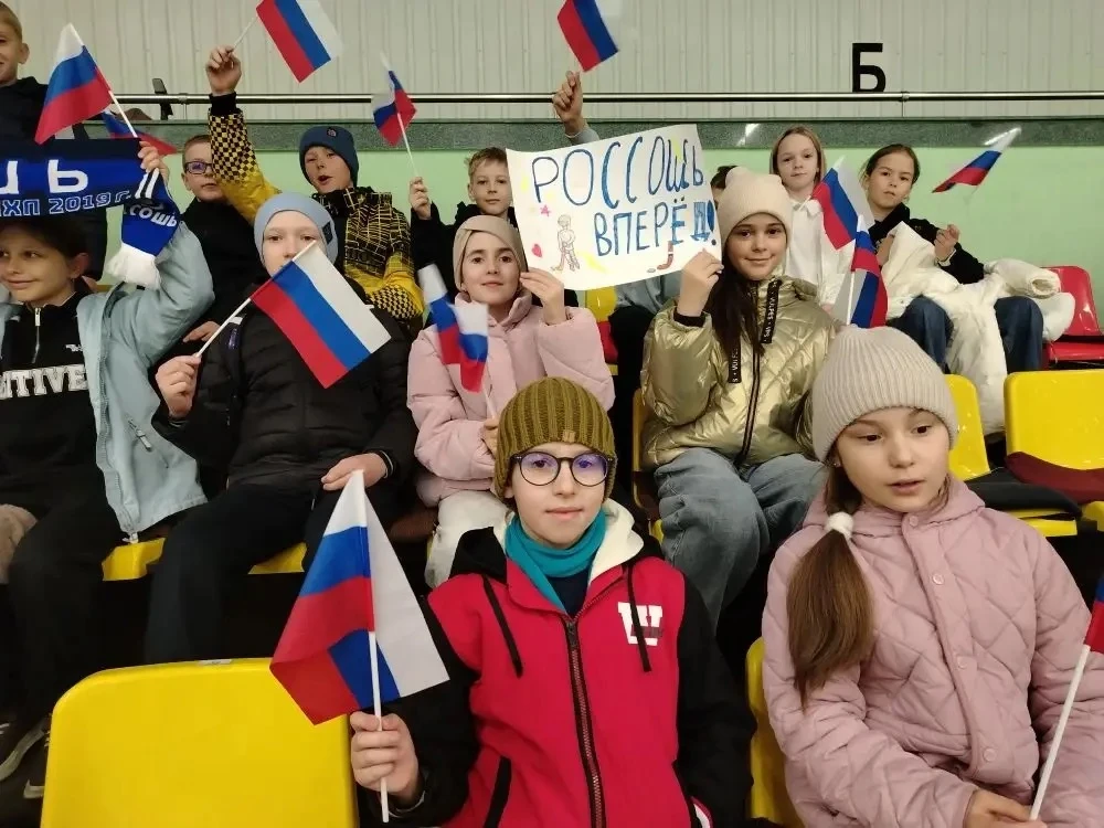 ЖАРКАЯ БИТВА НА ЛЬДУ: КАК 4 «В» ПОДДЕРЖАЛ РОДНУЮ КОМАНДУ!  Сегодня ученики 4 «В» класса сменили прив