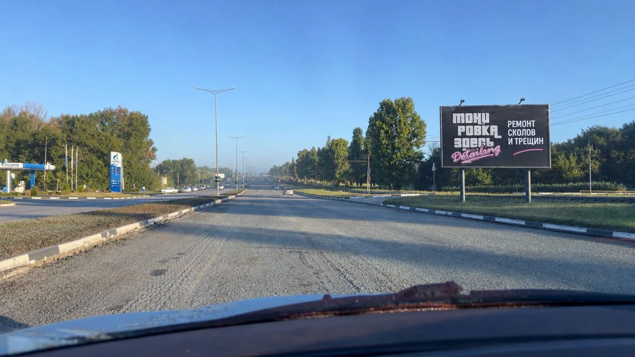 Жители жалуются на появление рекламных баннеров сразу после начала дорожных работ на уч...