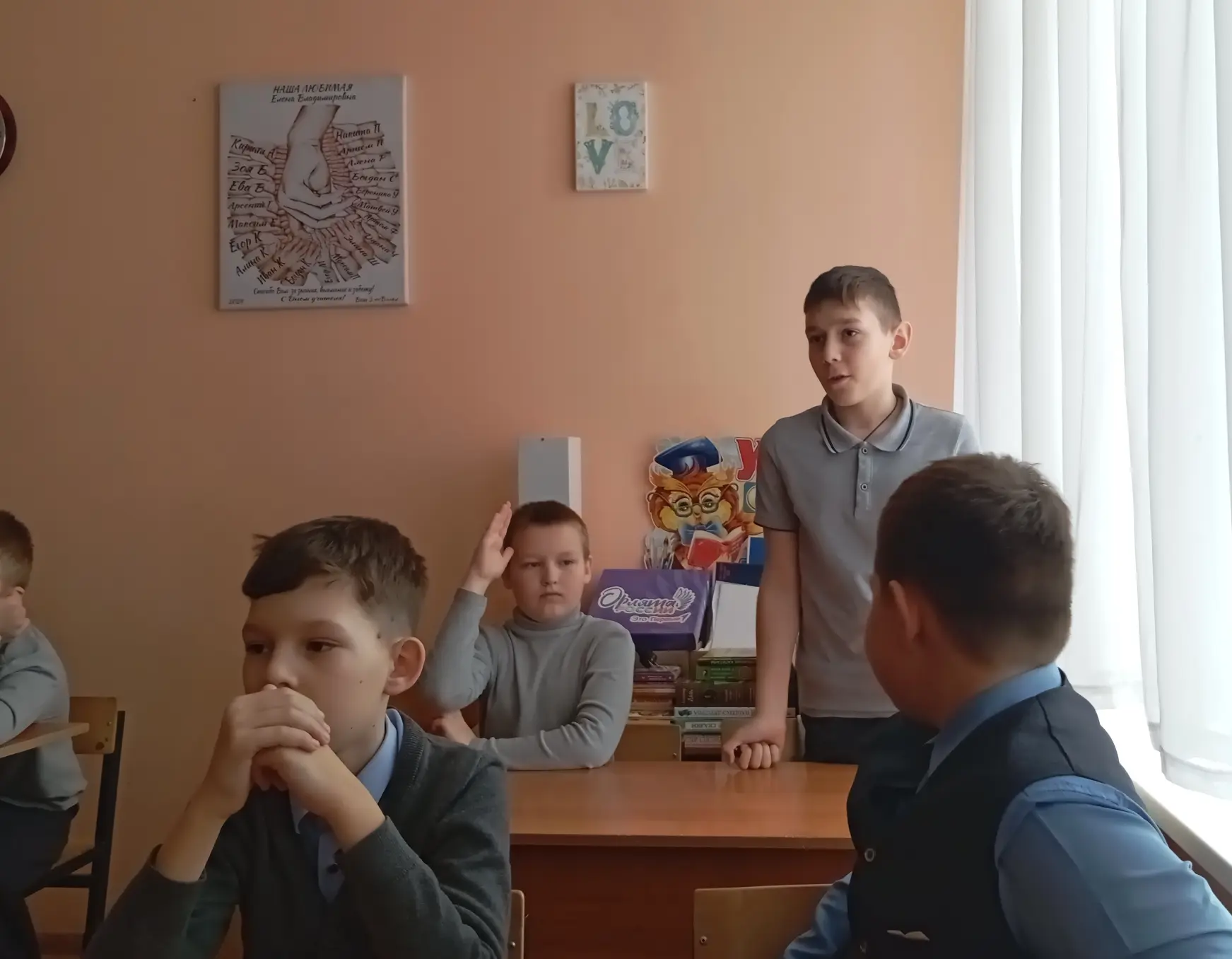 В четверг Ольга Владимировна Косыгина, заведующая библиотекой N 2, организовала для учеников 4 «В» к