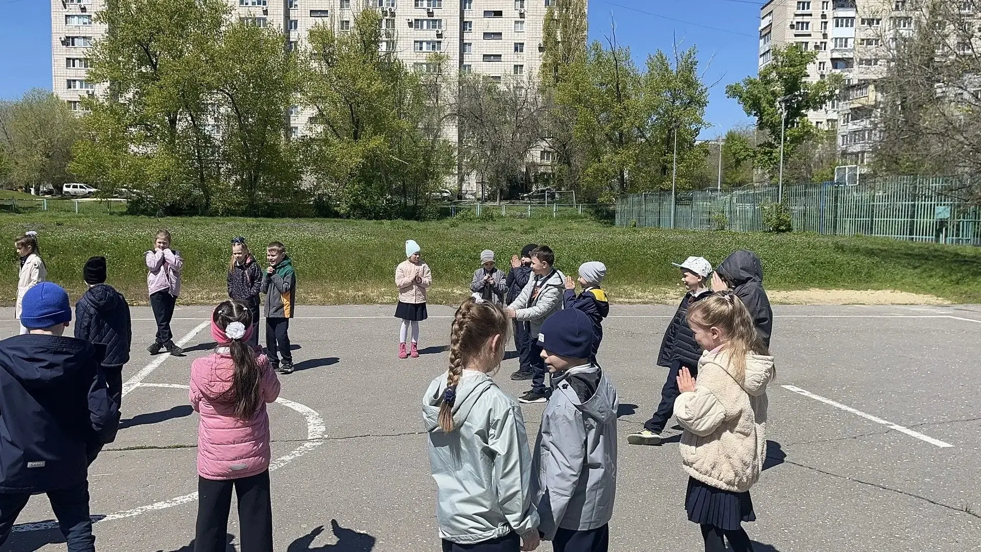 Сегодня солнце на улице всеми силами зазывало 1Б класс гулять, поэтому мы решили отпраздновать день 