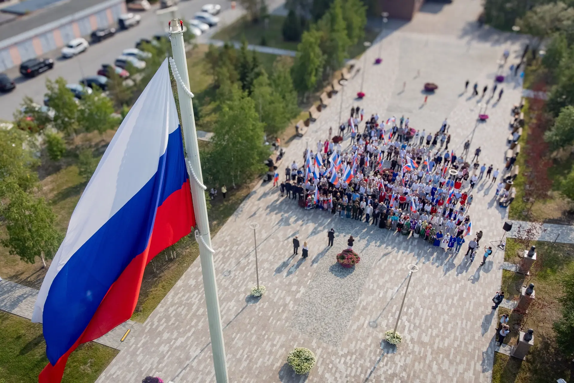 Флаг России гордо реет над страной. Он объединяет нас, жителей большой и могучей России.