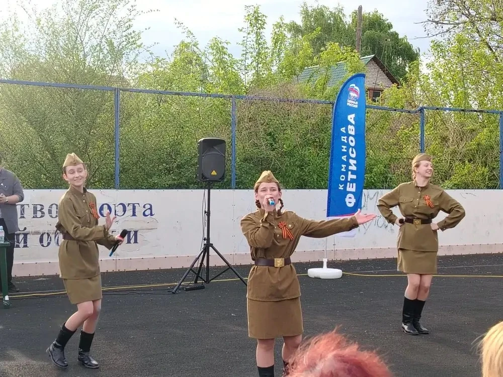 Сегодня на территории нашей школы звучали песни военных лет в рамках проекта «Песни Победы».
 Проект