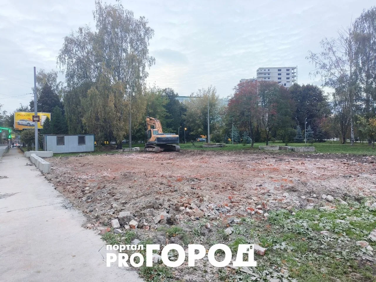 Теперь так выглядит место на улице Советской, где на днях снесли столетний дом рабочих ...