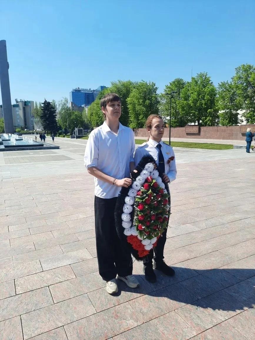 08.05.2026 студенты группы ВООП-243 возложили венок к памятнику погибшим войнам на Площади Победы от